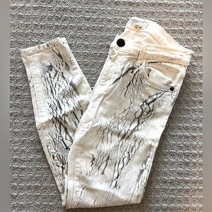 CURRENT/ELLIOT white jeans with black/grey splatter paint effect